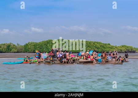CHANTHABURI, THAILAND: APRIL 15, 2019 Unidentified  tourists relax on rafts and kayaking on the sea on april 15,2019 at Bang Chan (The No-Land Village Stock Photo