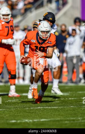 Santa Clara, California, USA. 30th Dec, 2019. Illinois Fighting Illini quarterback Brandon Peters (18) runs the ball during the Redbox Bowl game between the University of California Golden Bears and the University of Illinois Fighting Illini at Levi's Stadium in Santa Clara, California. Chris Brown/CSM/Alamy Live News Stock Photo