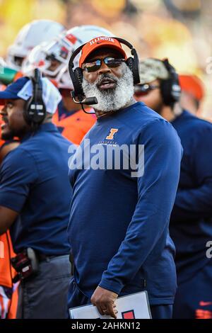 Santa Clara, California, USA. 30th Dec, 2019. Illinois Fighting Illini head coach Lovie Smith Checks the scoreboard during the Redbox Bowl game between the University of California Golden Bears and the University of Illinois Fighting Illini at Levi's Stadium in Santa Clara, California. Chris Brown/CSM/Alamy Live News Stock Photo