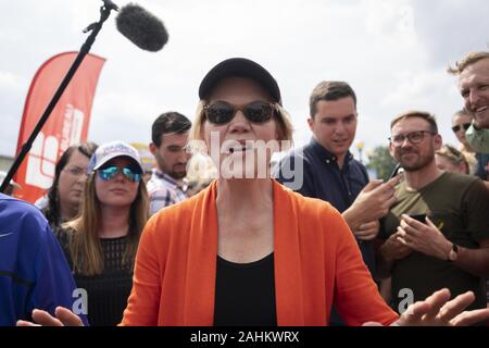 Des Moines, Iowa, USA. 10th Aug, 2019. 2020 Democratic Presidential hopeful Senator Elizabeth Warren, Democrat of Massachusetts, campaigns at the Iowa State fair on August 10, 2019 in Des Moines, Iowa. Credit: Alex Edelman/ZUMA Wire/Alamy Live News Stock Photo