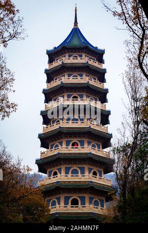 Towering in the eastern suburb of Nanjing, Purple Mountain (Zhongshan Mountain National Park Stock Photo