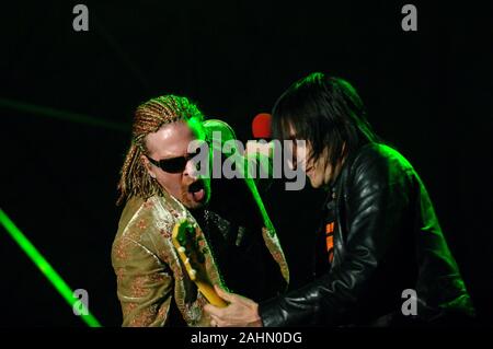 Italy Milan , 4th and 3rd June 2006 'Gods of Metal 2006' at the Idroscalo of Milan:Guns N 'Roses singer Axl Rose and guitarist Richard Fortus Stock Photo