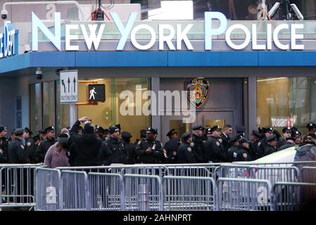 New York, NY, USA. 31st Dec, 2019. New York Police ready for the New Year's Eve Ball Drop in Times Square in New York City. December 31, 2019. Credit: Rw/Media Punch/Alamy Live News Stock Photo