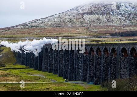 60103 Flying Scotsman crossing Ribblehead Viaduct, North Yorkshire, UK Stock Photo