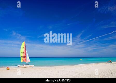 Kuba, Karibik, Varadero, Katamaran am Strand Stock Photo