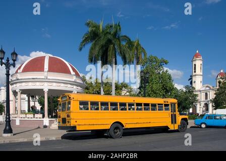 Kuba, Karibik, Cienfuegos, UNESCO Weltkulturerbe, am Parque Jose Marti, Bus, Pavillon Glorieta und Kathedrale Stock Photo