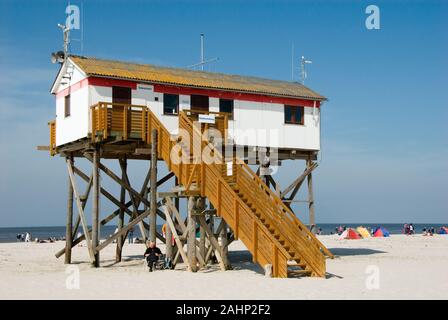 Deutschland, Schleswig-Holstein, Nordfriesland, Halbinsel Eiderstedt, Nationalpark Schleswig-Holsteinisches Wattenmeer, Sankt Peter-Ording, Pfahlbaute Stock Photo