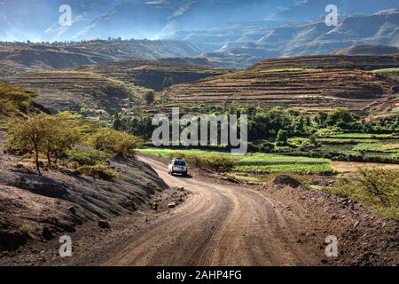 ETHIOPIA, LALIBELA, 4 wheel drive car on its way through a spectecular mountain scenery on a gravel road between  Mekelle and Lalibela Stock Photo