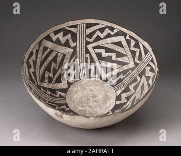 Ancestral Pueblo (Anasazi). Bowl with Bold Black-on-White Diamond and Zizgag Motifs. 900 AD–1450. New Mexico. Ceramic and pigment Stock Photo