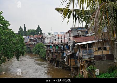 jakarta, indonesia – 2019.12.17: kampung melayu squatter living quarter at the banks of ciliwung river in manggarai / jatinegara district Stock Photo