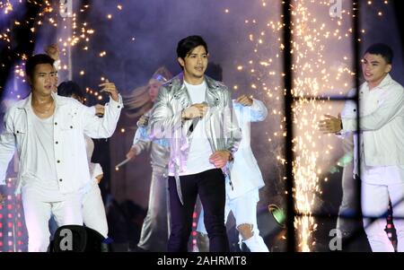 Pasay City, Philippines. 31st Dec, 2019. Alden Richards perform during the New Year 2020 countdown. GMA Network on its 12th year partnership with SM Mall of Asia bring the New Year Countdown 2020 with biggest stars live performances at the SM Mall of Asia (MOA), Seaside Boulevard. (Photo by Herman Lumanog/Pacific Press) Credit: Pacific Press Agency/Alamy Live News Stock Photo