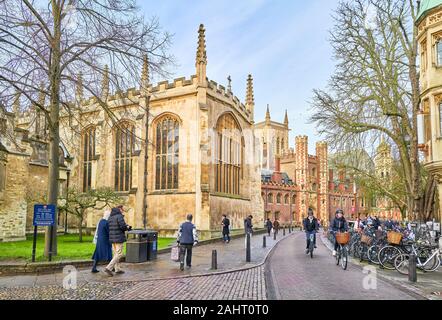 Students cycle past the chapel at Trinity college, university of Cambridge, England. Stock Photo