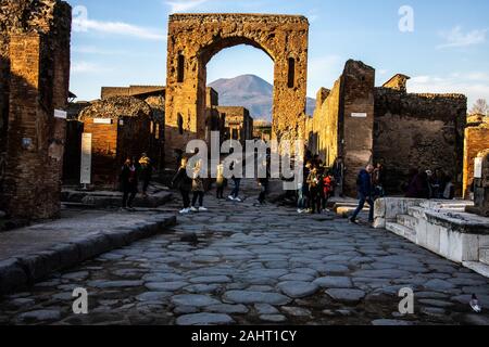 Tourists in front of an archway framing Mt Vesuvesius, Pompeii, Italy Stock Photo