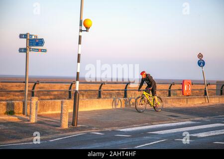 Southport, Merseyside. UK Weather;  01 Jan 2020. New Me New You.  New Year people exercising on the seafront promenade at the sun rises on a new decade.  Credit:MediaWorldImages/AlamyLiveNews Stock Photo