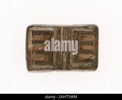 Asante. Goldweight with a Geometric Design. 1700–1899. Ghana. Copper alloy This rectangular gold weight’s surface composition consists of two “comb” motifs facing opposite directions. These motifs are separated by a generous gap with deeply incised lines running through the middle of the weight. The use of the “comb” design suggests that this piece was made sometime between 1700 and 1900. Brass-cast gold weights were used to measure gold dust, the local currency in the Akan-speaking regions of southern Ghana and the Ivory Coast between the 15th and 20th centuries. The gold weights—made of a co Stock Photo