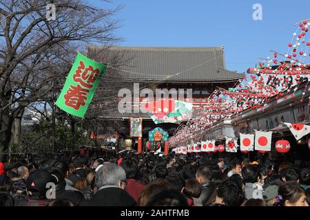 Tokyo, Japan. 1st Jan, 2020. People go to Senso-ji temple for Hatsumode, or their first temple visit of the year, at Senso-ji Temple in Asakusa area, Tokyo, Japan, Jan. 1, 2020. Credit: Du Xiaoyi/Xinhua/Alamy Live News Stock Photo