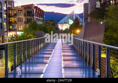 Chattanooga, TN - October 8, 2019: pedestrian walkway bridge in downtown Chattanooga with Tennessee Aquarium in the background Stock Photo