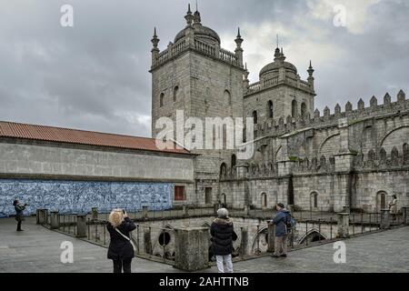 Terrace towers and cloister with the typical blue tiles of the Porto Cathedral (Sé do Porto), Oporto, Portugal Stock Photo