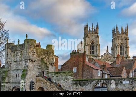 YORK ENGLAND BOOTHAM BAR OR GATE WITH THREE STATUES AND THE TOWERS OF YORK MINSTER Stock Photo