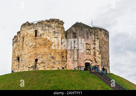 YORK ENGLAND MAIN ENTRANCE TO YORK CASTLE A MEDIEVAL NORMAN CASTLE KNOWN AS CLIFFORDS TOWER Stock Photo