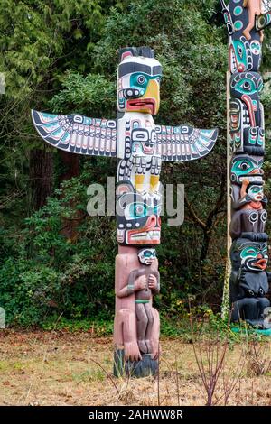 Thunderbird House Post totem pole in Stanley Park, Vancouver, British Columbia, Canada. Original by Charlie James, replica by Tony Hunt (1987). Stock Photo