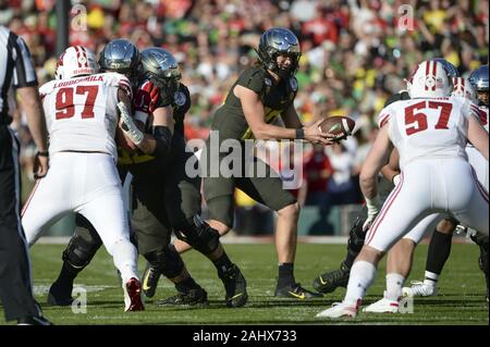 Anaheim, CA, USA. 1st Jan, 2020. Rose Bowl 2020: Oregon Ducks quarterback Justin Herbert (10) in action during the 2020 Rose Bowl game as the Oregon Ducks play the Wisconsin Badgers at the Rose Bowl in Pasadena, CA. Credit: Jeff Halstead/ZUMA Wire/Alamy Live News Stock Photo