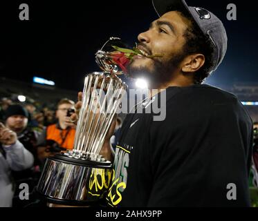 Pasadena, California, USA. 01st Jan, 2020. Oregon Ducks linebacker Troy Dye #35 celebrates after the Rose Bowl game between the Oregon Ducks and the Wisconsin Badgers at the Rose Bowl in Pasadena, California. Mandatory Photo Credit : Charles Baus/CSM/Alamy Live News
