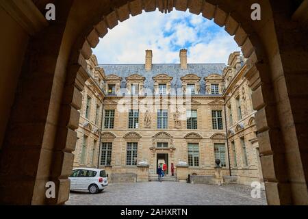 Paris Hotel Sully 