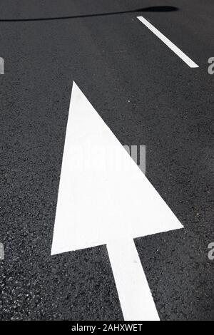Single arrow directional sign on the floor Stock Photo - Alamy