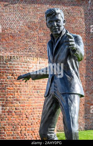 Bronze statue of pop star Billy Fury (2003), by sculptor Tom Murphy, at the Royal Albert Dock, Liverpool, UK. Stock Photo