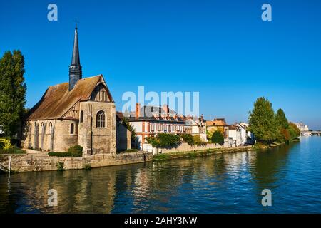 France, Burgundy, Yonne, Sens, Saint-Maurice church on the Yonne river Stock Photo