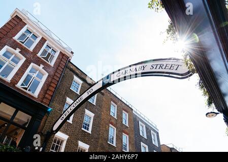 Fashion show neon sign on brick wall background Stock Photo - Alamy