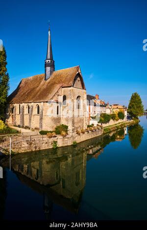 France, Burgundy, Yonne, Sens, Saint-Maurice church on the Yonne river Stock Photo
