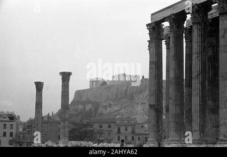 Zeustempel und Akropolis, Griechenland Athen 1950er Jahre. Temple of Zeus at Acropolis, Greece Athens 1950s. Stock Photo