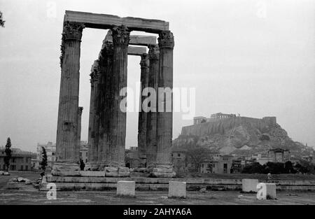 Zeustempel und Akropolis, Griechenland Athen 1950er Jahre. Temple of Zeus at Acropolis, Greece Athens 1950s. Stock Photo