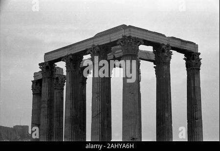 Zeustempel und Akropolis, Griechenland Athen 1950er Jahre. Temple of Zeus at Acropolis, Greece Athens 1950s. Stock Photo