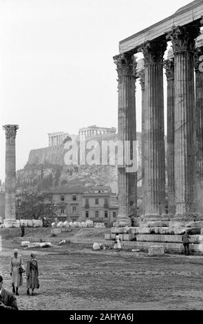 Zeustempel und Akropolis, Griechenland Athen 1950er Jahre. Temple of Zeus at Acropolis, Greece Athens 1950s. Stock Photo