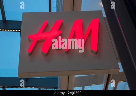 Zoekmachinemarketing Rudyard Kipling rechtop Billboard H&M At Hoog Catharijne Shopping Mall Utrecht The Netherlands 2019  Stock Photo - Alamy