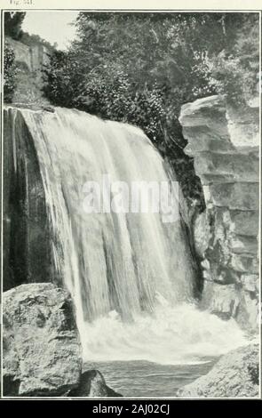 Album géographique: La France . .»:iO. Les lacs : Lh lac Cabré. — Le lac Carré est lun des«• qui, au nombre de onze, parsèment le massif dAile-vard. Il a M hectares et coutient beaucoup de truites eu dépit de>«ou altitude considérable (2 141 mètres). Il présente cette particu-larité davoir un fond sans alluvions, car leau quil reçoit a subides dccautatious en traversant les lacs précédents. i)4it. Les lacs: Un uks lacs de Laffrly. — Se développantsur 17o hectares, le ^rand lac de Lallrey est situé sur le plateaude cette glaciale Matheysino balayée par tous les vents. Le lac uoreste pourtaut Stock Photo