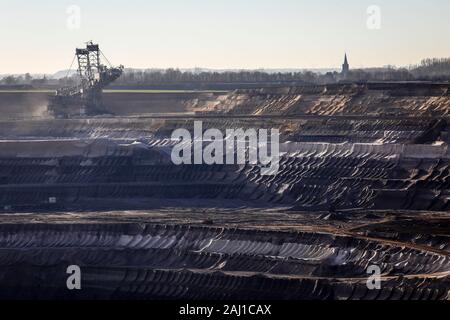 Juechen, North Rhine-Westphalia, Germany - Bucket wheel excavator in the RWE opencast lignite mine Garzweiler, Rhenish lignite mining area. On the rig Stock Photo