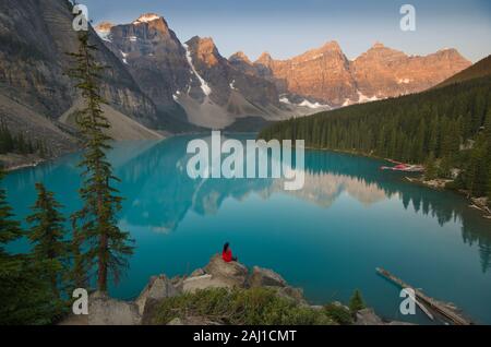 Moraine Lake the most iconic place in whole Canada, busy place but ...