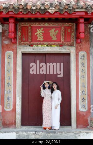 Vietnamese women wearing Ao Dai, Hoi An, Vietnam, Indochina, Southeast Asia, Asia Stock Photo