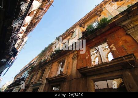 Abandoned, crumbling building on a street in Havana, Cuba. in La Havana. Ciuba Stock Photo