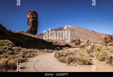 Unique rock formation known as 'Roque Cinchado' in Teide National Park, Tenerife,Spain. The view was featured on the old Spanish 1000 pesos note. Stock Photo