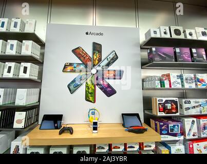 Orlando, FL/USA-12/6/19: An Apple store display of Photography Accessories  for customers to purchase Stock Photo - Alamy