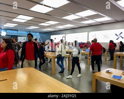 Orlando, FL/USA-12/6/19: An Apple store with people waiting to purchase  Apple Macbooks, iPads and iPhones Stock Photo - Alamy