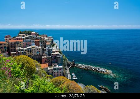 Manarola is a small town in the province of La Spezia, Liguria, northern Italy. It is the second-smallest of the famous Cinque Terre towns frequented Stock Photo