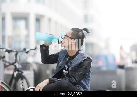 Twen indonesia in the city drinking water Stock Photo