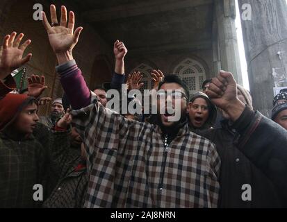Kashmiri Shiite Muslims shout anti American slogans and burn a effigy ...