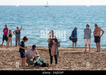 Benidorm, Alicante Province, Spain. 3rd January 2020. Tourists and locals enjoy the warm, sunny weather on Levante beach. Stock Photo